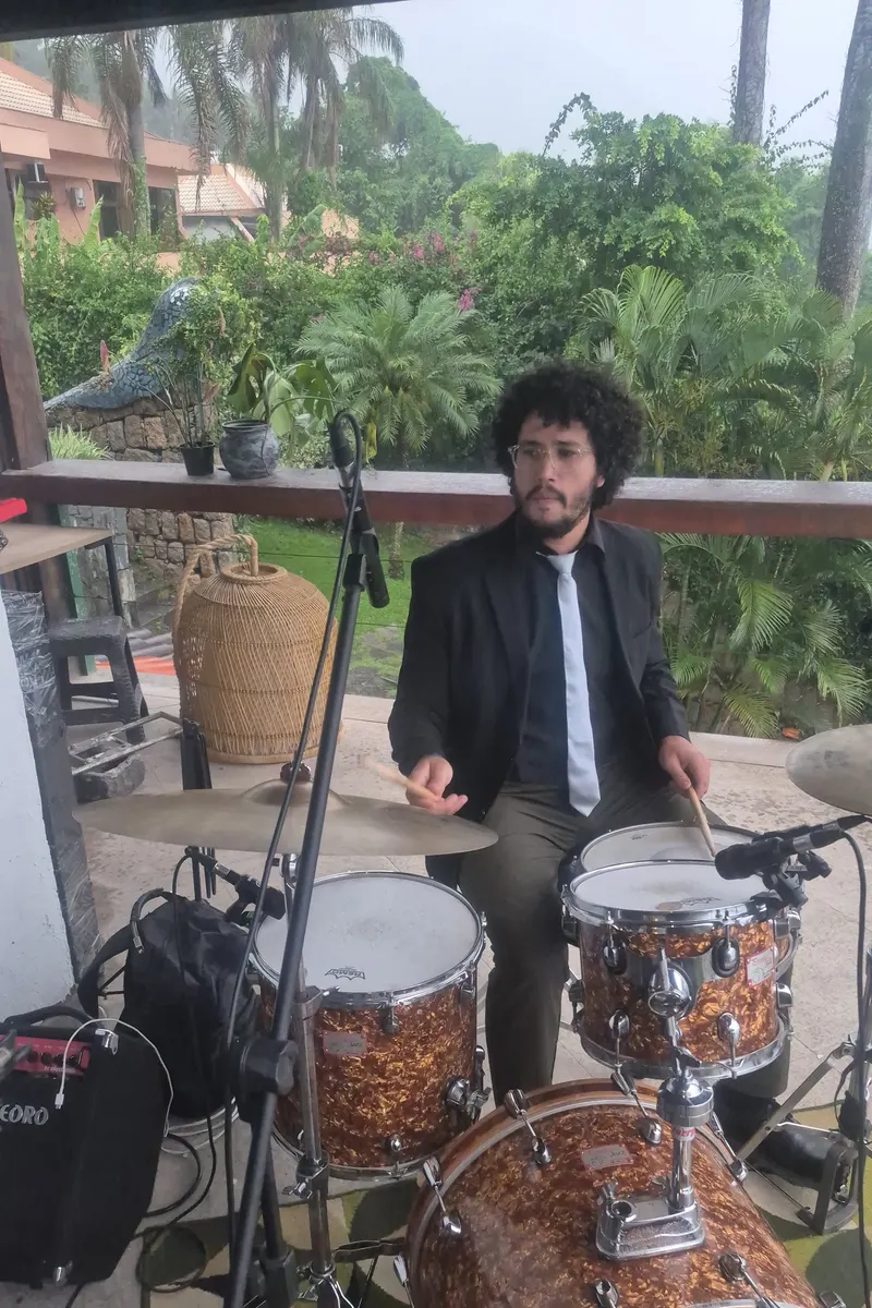 Baterista do Grupo Rio Cordas em apresentação com bateria reduzida