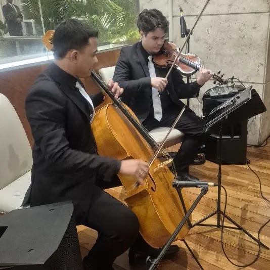 Violino e violoncelo tocando no lobby de um hotel