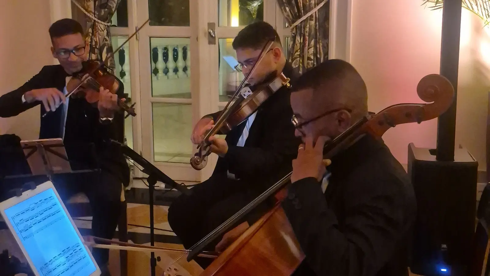 Trio de cordas do Grupo Rio Cordas tocando em salão de evento