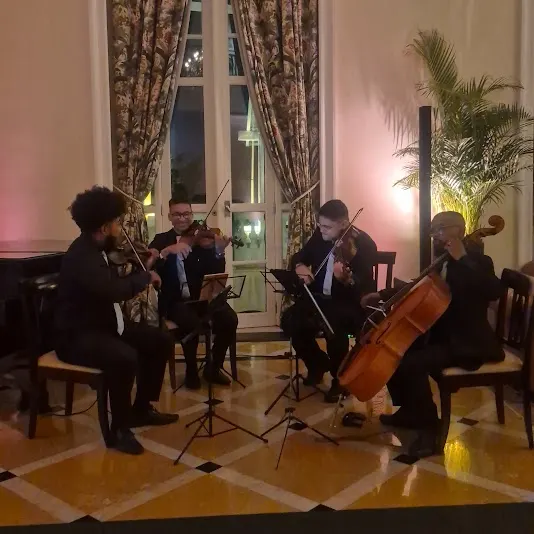 Quarteto de cordas tocando em salão de recepção