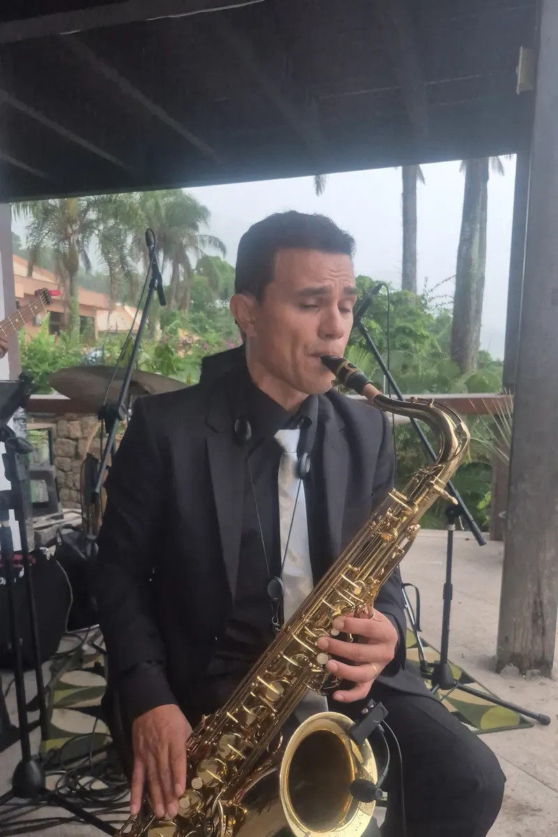 Saxofonista do Grupo Rio Cordas tocando sax tenor em evento ao ar livre